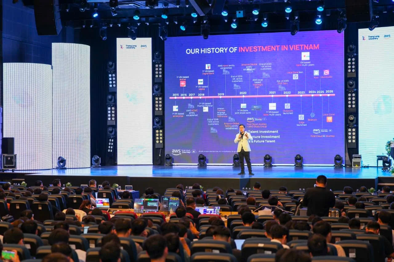 Diễn giả trình bày về Cloud và lịch sử AWS tại hội thảo FCAJ